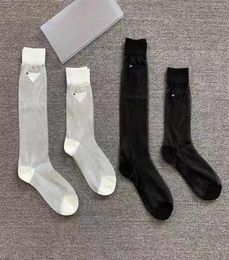 Femmes Triangle Letter Soile chaussettes de mode d'été Socque pour cadeau Black White High Quality7169542