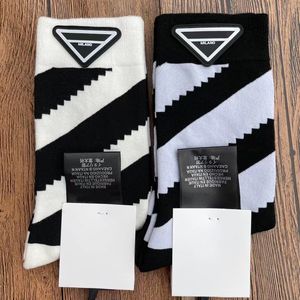 Femmes Triangle Letter Socks Striped Cotton Breathable Choot Gift For Love Girlfriend Fashion Hosiery 2 Couleurs