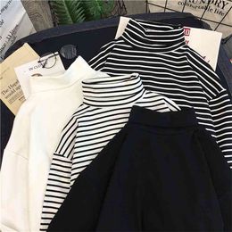 Femme Tirlet T-shirt Black White Stripes Mode Casual Sexy Slim T-shirt Harajuku Longue manches Vintage Vêtements coréens 210401