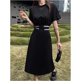 Femmes Deux Pièces Robe T-shirt Robe Ensemble Triangle Lettre Hanche À Manches Courtes Col Rond Ensemble Style Robe Plissée Femmes Mode Classique Haute Qualité Luxurys Vêtements Taille S-L