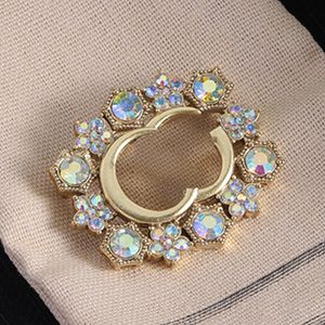 Femmes Vintage Diamant Broche Lettres Creuses Cuivre Diamant Incrusté Étincelant Magnifique Accessoire avec Boîte-Cadeau