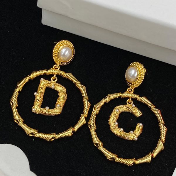 Boucles d'oreilles vintage pour femmes plaqué or 18 carats lettres évidées sculptées en relief cuivre cercle perle boucles d'oreilles pendantes