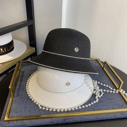 Sombrero de paja de Color sólido Vintage para mujer, gorra de protección solar para la playa de verano, gorras con cadena de perlas a la moda, sombreros de ala tacaños con diamantes de imitación clásicos