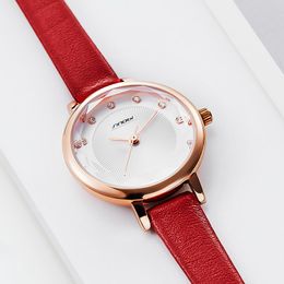 Dameshorloges Eenvoudige rimpel diamanten wijzerplaat Kleine elegante dameshorloge Rood Wit lederen quartzhorloge Vrouwelijk