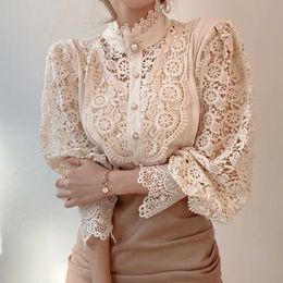 Femmes blanc à manches longues dentelle Blouse Sexy grande taille dentelle chemise Style coréen élégant perle bouton fleur Blouse OL bureau tenue haut
