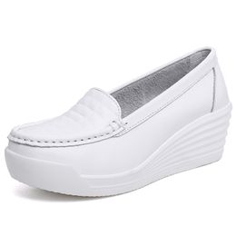 Zapatos blancos de enfermería para mujer, cómodos zapatos vulcanizados, zapatos transpirables para caminar para mujer, mocasines de cuero con cuña de trabajo de enfermera 210322