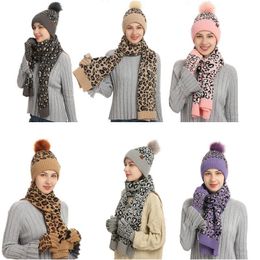 Femmes hiver 3 pièces bonnet chapeau longue écharpe écran tactile gants ensemble imprimé léopard épais peluche doublé tricot à revers pompon crâne casquette