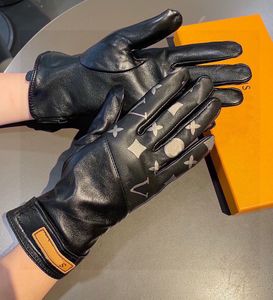 Vrouwen winterleerontwerpers Lov Letter Gloves pluche touchscreen voor fietsen met warme geïsoleerde schapenvacht vingertophandschoenen