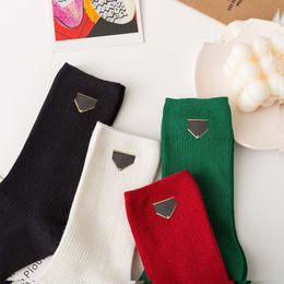 Chaussettes de luxe en coton pour femmes et hommes, chaussettes d'équipage respirantes à conception triangulaire