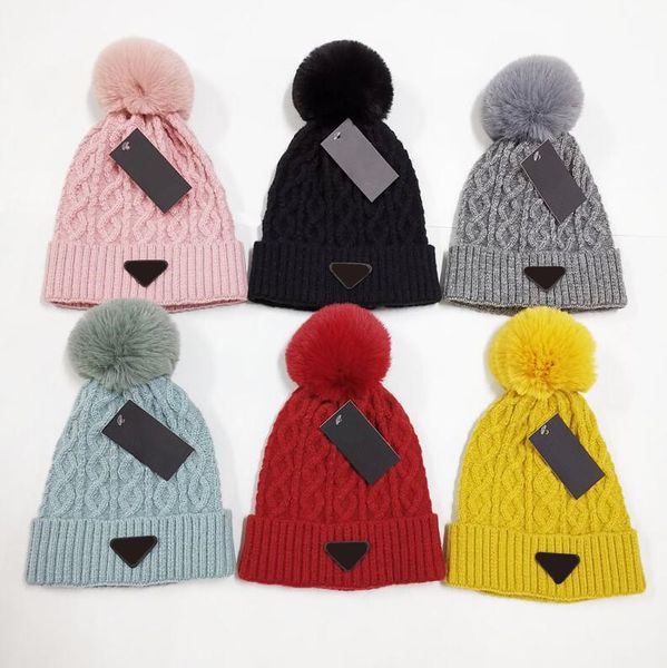 Bonnet en tricot doux pour femmes avec pompons en fausse fourrure