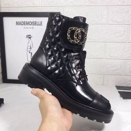 Diseñador Mujeres Diseñadores de lujo Botas de tobillo Medias botas Piel de becerro negra Calidad Zapatos planos con cordones Cremallera ajustable Apertura Botas de motocicleta