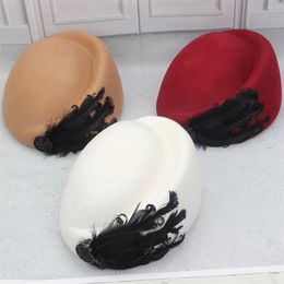 Vrouwen wol vilt dames pilbox hoeden met zwarte veren insignes solide baret stewardess air hostessen hoed base fes 220627