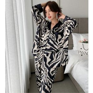 Les pyjamas 2 pièces pour femmes sont des bandes zébrés pijama fausse soie revers en satin pyjama féminin vêtements de chemise longsleevewear 240418