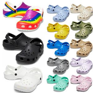 Femmes 2024 Clog Designer Sandales enfants pour bébés enfants pantoufles glisses boucle classiques pour hommes triples chaussures imperméables blancs hôpital infirmier plat 84