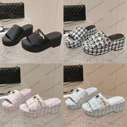 Plate-forme des femmes 23SS Talons de coin les pantoufles Slip sur les glissades roses vertes classiques Ladies flip flip flops extérieur chaussures de plage filles Casula s rétro noires mules