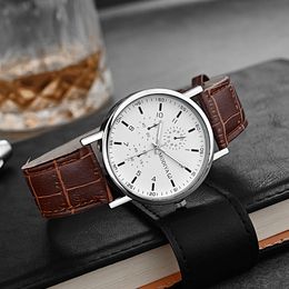 Dames- en herenwijk 2023 Nieuwe heren Bekijk vijf naald Volledige Dial Quartz kijken Hoogwaardige top Luxury Brand Timing Clock Belt Fashion Gift