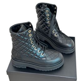 Botas De Tobillo Para Mujer Diseñador Piel De Cordero Tacones Gruesos 3 Cm Con Cordones Textura Acolchada Hardware Matelasse Bota De Moto De Nieve Clásico Retro Suela De Goma Antideslizante Zapato Casual