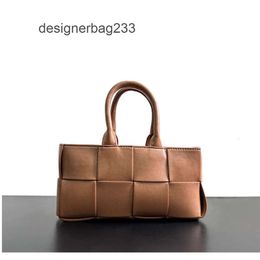 Femmes Arco Tote Totes Woven Commuter Designer Small Sac Bag de grande capacité BOTTEGSS Sacs à main Simple New Venetass Texture 2024 Handbags 31ZK