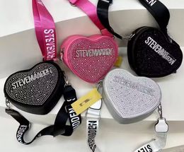 Womens Bag 2024 ingelegde Rhinestone Love Hearts Bag Designer Nieuwe modieuze populaire letters enkele schouder Crossbody tas