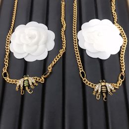 Abeja para mujer Colgante Collar de diseñador Joyería Moda de lujo para hombres Mujeres Chapado en oro de 18 quilates Acero de titanio Personalidad de moda Cadena de clavícula Cristal Regalo de boda