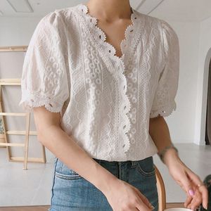 Femmes Blouses Chemises Bureau Dames Dentelle Bordure Chemise Mode Femmes Évider Chemisier Blanc Simple Casual Col En V À Manches Courtes Et Tops 230519