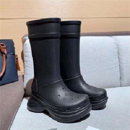 Bottes de femmes Sole épaisse semelle de haute qualité Boots en caoutchouc long baril de luxe de haute qualité