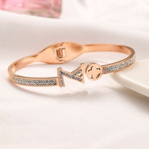 bracelet femme bracelet coeur bracelet trèfle de luxe bracelets de créateurs pour femmes accessoires de charme dhgate diamant femme bracelets fins plaqué or 18 carats ne se décolore pas
