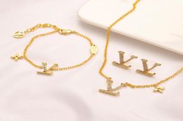 Женские брендовые серьги, дизайнерские серьги-гвоздики с буквами, браслет, ожерелье, позолоченные 18-каратным кристаллом, геометрические серьги для свадебной вечеринки Jewe5063142
