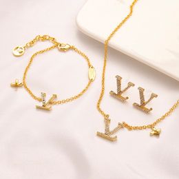 Pendientes de marca para mujer Diseñadores Carta Oreja Stud Pulsera Collar 18K Chapado en oro Cristal Geométrico Pendiente para boda Accesorios de joyería ER0047-ER0048