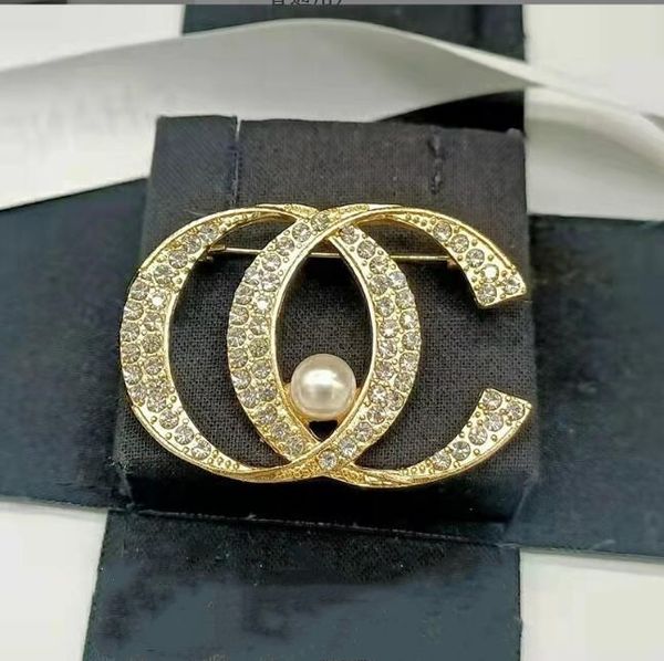 Femmes Broche Cristal Hot Marque Bijoux Diamants Vintage Luxe Avancé Rétro Broches Pour Designer Haute Qualité Pins Cadeau Exquis