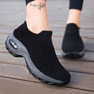 Calcetines deportivos casuales para mujer zapatillas de moda de moda de aire espeso colchón de aire elevado zapatos de talón inclinado 240420