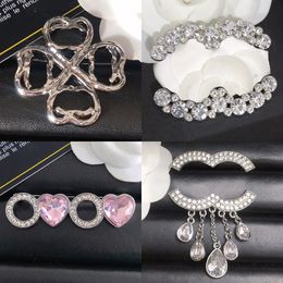 Femmes Channel Loves Broche Designer Broches Broches Fille Romantique Diamant Cristal Perle Broches Plaqué Or Argent Exquis Bijoux Cadeau