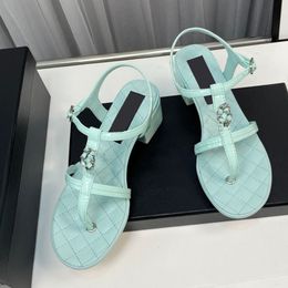 Dames dikke hakken 4 cm sandalen ontwerper flip flop met gewatteerde textuur dame strandschoenen verstelbare enkelgespits casual schoen zwart blauw met zilveren kettingglaasjes muilezel