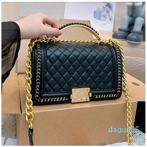 Para mujer Clásico Cuero negro Mamá picante Maquillaje Hombro Diamante Cadena a cuadros Hardware de metal dorado Matelasse Bolso de lujo Cartera de diseñador de moda 24 CM