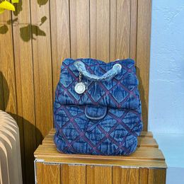Backpack de broderie en jean classique pour femmes avec sac à main haut de gamme Chaîne de matériel en argent grande capacité Sac de concepteur de luxe à plusieurs usage 22x27cm