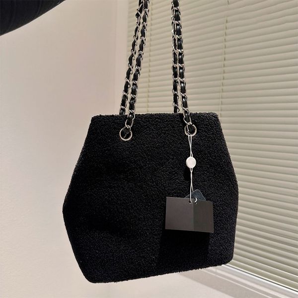 Bolsa de cabello de cordero clásico de mujer con cadena de plata