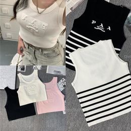 Dameskleding Camis Designer T-shirt Italië Milaan High-End Brand Sexy Tanks Top schattig Camisole Party Black Stripe Yoga Croptop Vest Tops Gebreide korte mouwloze T-stukken