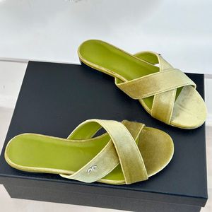 Sandales à race croisée pour femmes Designer Velvet Slip sur des pantoufles avec des couches de plage extérieure d'été Strass 24SS