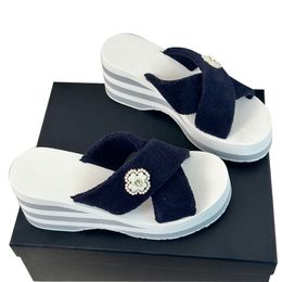 Sandales crossures à égalité des femmes talons de plate-forme de coin 6 cm avec des glissades de fausses perles à la boutique de la boue de la plage extérieure