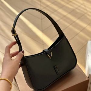 Sac à bandoulière pour femme avec poignée courte fourre-tout de luxe pour femme. Le nouveau sac sous les bras présente une apparence simple et un beau logo de marque avec une prime.