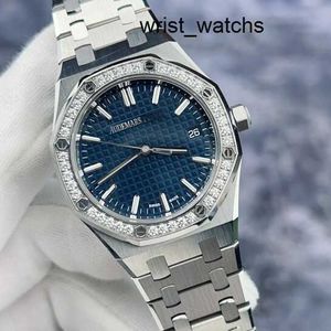 Montre-bracelet en cristal pour femme AP Montre-bracelet Royal Oak Series 77451ST Plaque bleue originale sertie de diamants en acier Montre pour femme 50e anniversaire commémorative 34 mm de diamètre