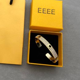 Womens deisgners Love Bracalet Sieraden Armbanden voor Vrouwen Goud Kleur met Brief Designer Diamonds Merk Roestvrij Armband Bangle Bracciale