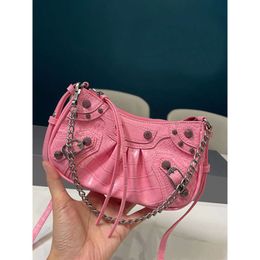 Bolsos de diseñador para mujer Bolso cruzado con cuerpo Piel de cocodrilo Accesorios de metal plateado usados Caja gratis 21 13 cm