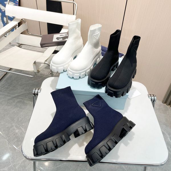 Bottes de créateurs pour femmes Bottines Triangle inversé Confort luxueux Semelle extérieure en caoutchouc délicat Martin Cheville Mode Anti-dérapant Vague Chaussures blanches Chaussures chaussettes de qualité supérieure