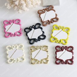 Broches de diseñador para mujer Esmalte Broche colorido Pasadores Anagrama Broche Moda para hombre Pecho Joyería de lujo Vestido Suéter Accesorios para camisas