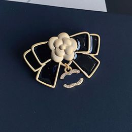 Womens Designer Broches Goud Sier Plated Inlay Kristallen Sieraden Merk Brief Broche Charme Parel Pin Trouwen Kerstfeest Cadeau