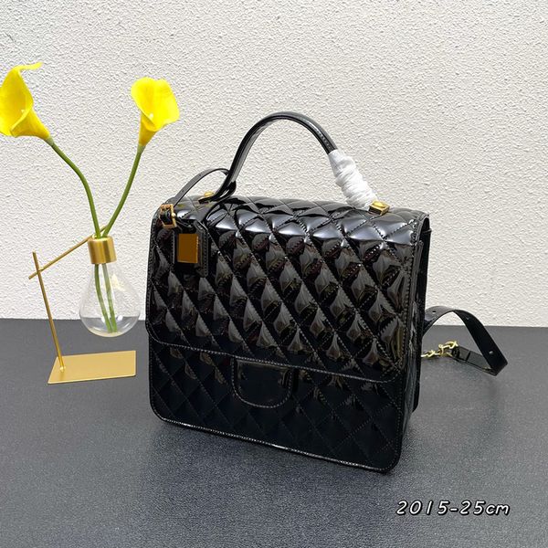 Diseñador para mujer Mochila de charol negro Bolsos Gran capacidad Metal dorado Bloqueo de giro Bolsillo de viaje Chicas Señoras Pochette Sacoche al aire libre Bolsos de diseñador 25CM