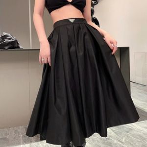 diseñador para mujer Vestidos casuales Falda plisada Moda nylon metal triángulo completo swing falda para mujer Alta calidad P5011