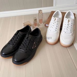 Damesontwerper Casual schoenen op het centrum Nappa lederen sneakers zwarte witte dames lage ronde teen veter pradeshoes vrouwen mode buiten ademhabele sneaker schoen 5.7 02