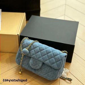 Designer pour femmes classiques mini rabat carré en denim sacs de balle de jean matelaste bourse berge perles vanity gold metal matériel matelasse chaîne cros ceem